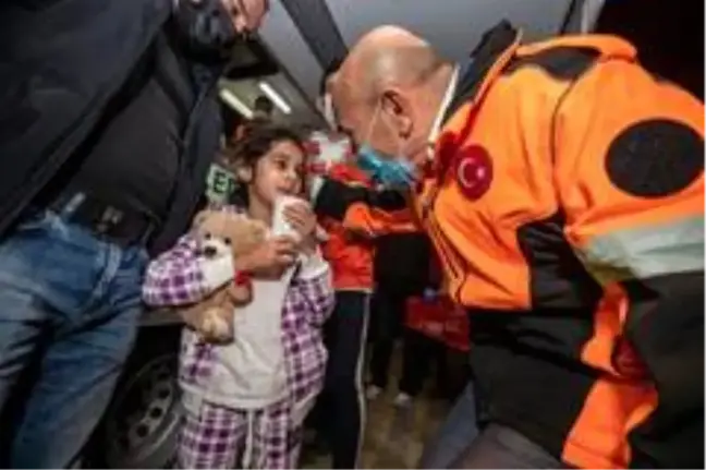 Başkan Soyer'den depremzedelere moral ziyareti