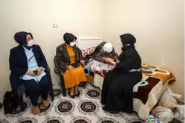 Vali Bilmez'in eşinden 122 yaşındaki nineye ziyaret