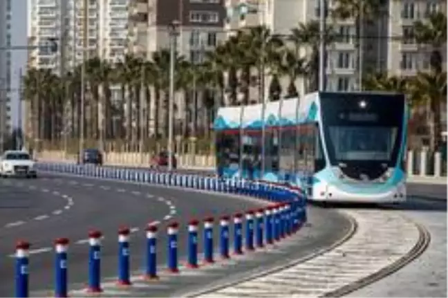 İzmir'de toplu ulaşım Kovid-19 tedbirleri kapsamında yeniden düzenlendi