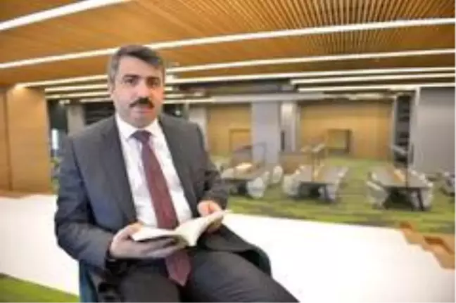 'Uyumayan Kütüphane'de ilk kitabı Başkan Yılmaz okudu