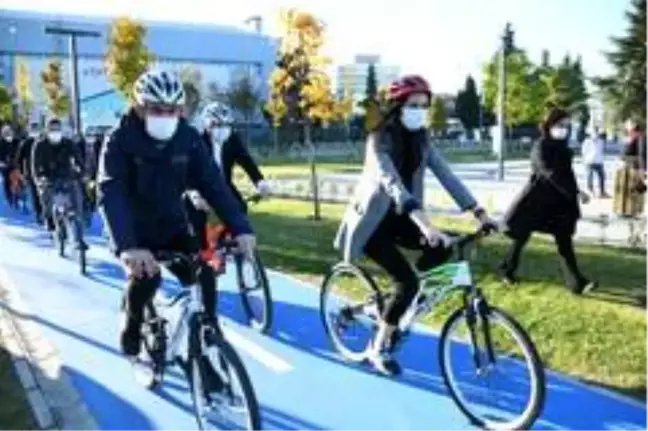 Bakan Kurum, Samsun Millet Bahçesi'nde pedal çevirdi