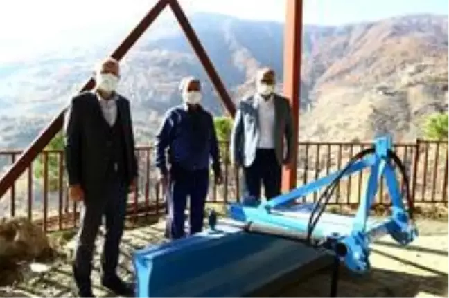 Büyükşehir'den mahallelere tesviye küreği desteği