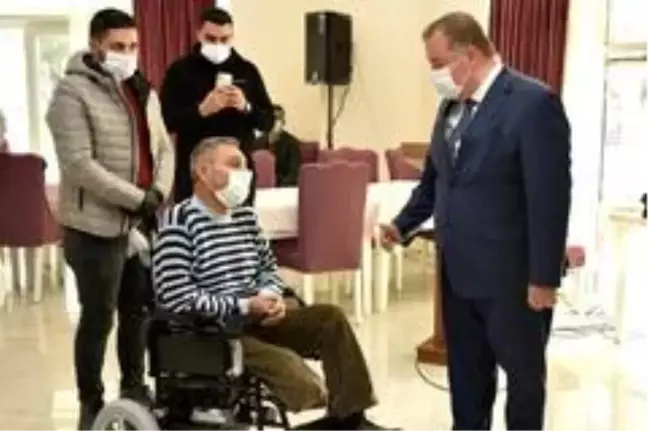 Engellilere tekerlekli sandalye ile kıyafet dağıtıldı