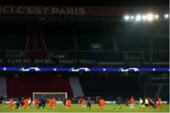 UEFA Şampiyonlar Ligi: Paris Saint Germain: 3 - Medipol Başakşehir: 0 (İlk yarı)