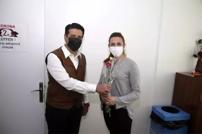 Başkan Genç'ten kadın personellere karanfil