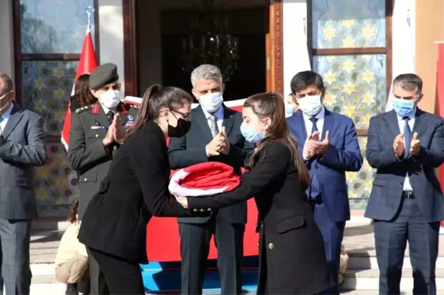 Çanakkale'de 18 Mart'ta göndere çekilecek ay yıldızlı bayrak Erzincan'a ulaştı