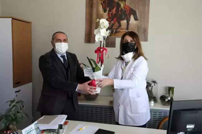 Büyükçekmece'de Tıp Bayramı nedeniyle sağlık çalışanlarına çiçek taktim edildi