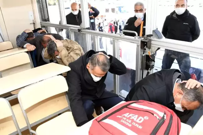 İl protokolü 7.2 şiddetinde deprem yaşadı