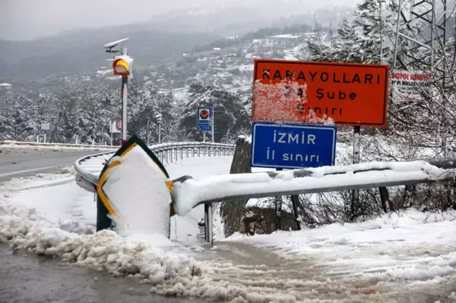 İzmir'e Nisan ayı karla geldi
