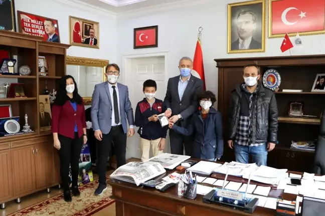 Otizmli öğrencilerden Başkan Biçer'e maske sürprizi