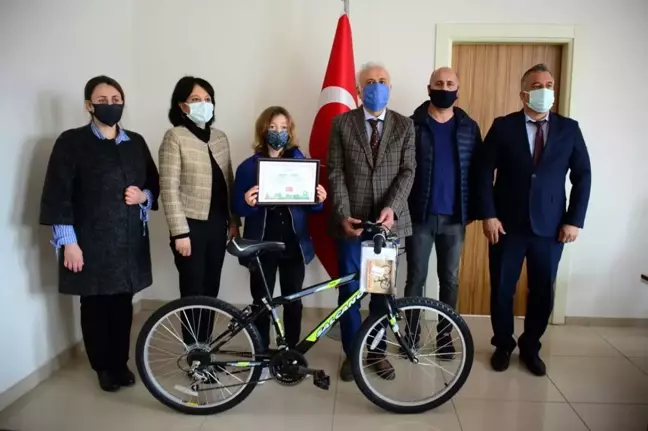 Resim yarışmasında dereceye giren öğrencilere ödülleri verildi