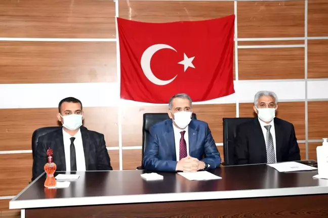 Vali Çuhadar Gerger'de deprem konutlarıyla ilgili toplantı yaptı