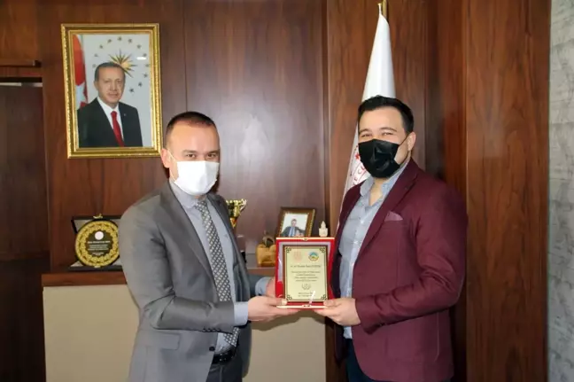 Milli Eğitim Müdürü Tekin, Çetintaş'a plaket takdim etti