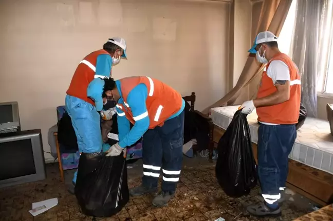 Kuşadası'ndaki çöp evden 6 kamyon atık çıkarıldı