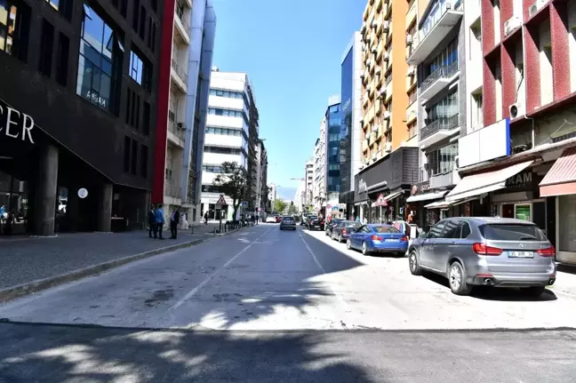 İzmir'deki Halit Ziya Bulvarı'nda geçici trafik düzenlemesi