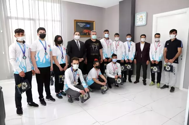 Şampiyonlardan Canpolat'a ziyaret