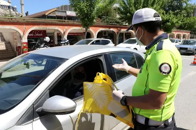 'Kemerim hep aklımda' temalı hediyeler kadın sürücülere verildi