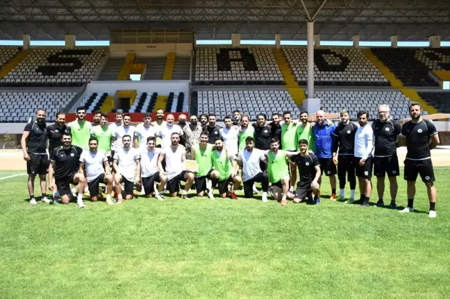 Başkan Vekili Özer'den Kuşadası Gençlik Spor'a baklava dopingi