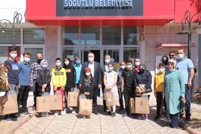 Söğütlü Belediyesi personelinin çocuklarından Başkan Özten'e