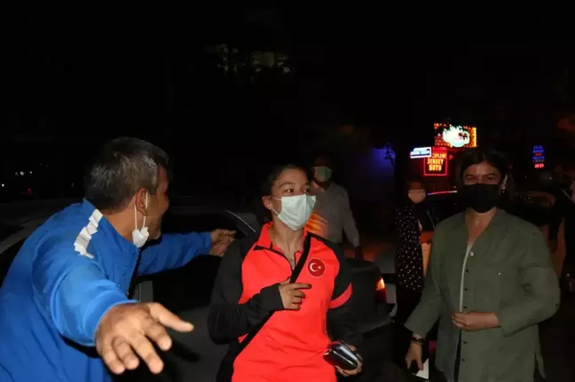 Dünya Şampiyonu Ayşe Begüm Onbaşı, Vali Yaşar Karadeniz'i Ziyaret Etti