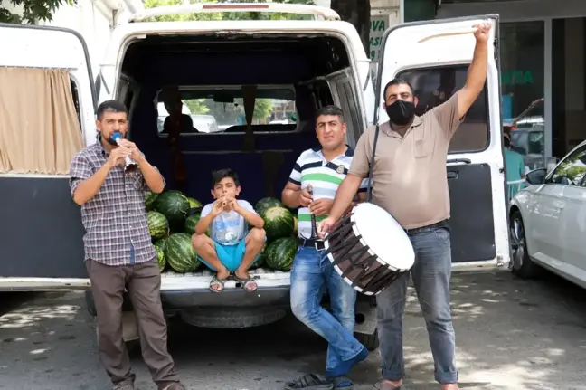 Davul zurnayla karpuz satıyorlar