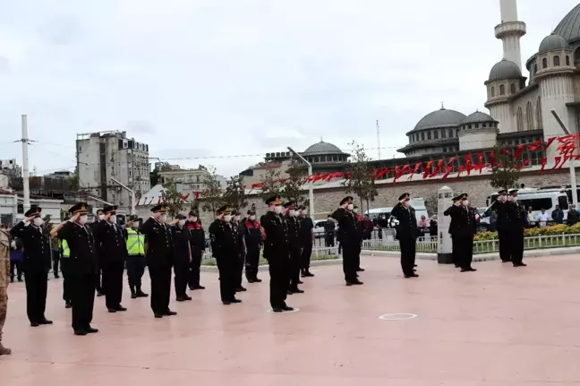 Jandarma'nın 182'nci kuruluş yılında Taksim Cumhuriyet Anıtı'na çelenk bırakıldı