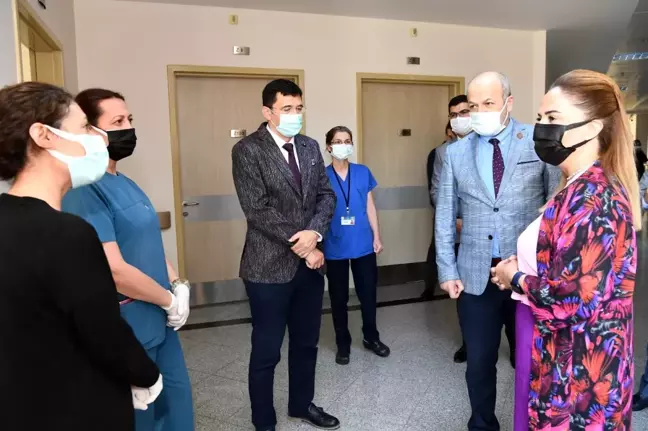 Vali Funda Kocabıyık Uşak Eğitim ve Araştırma Hastanesi Covid-19 Aşı Polikliniklerini Ziyaret Etti