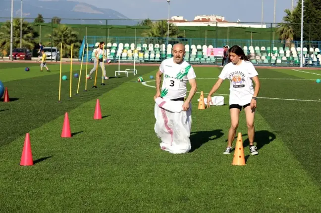 Gaziemir'de babalarla çocukları yarıştı