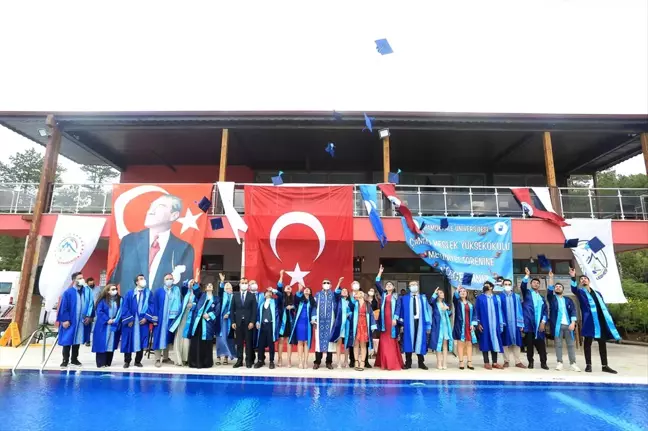Rektör Kutluhan Öğrencilerin Mezuniyet Coşkusuna Ortak Oldu