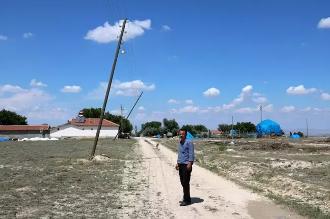 Eğilen elektrik direklerinin tamirini istiyorlar