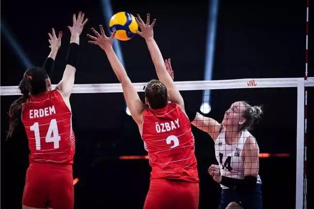 A Milli Kadın Voleybol Takımı, yarı finalde ABD'ye 3-0 mağlup oldu