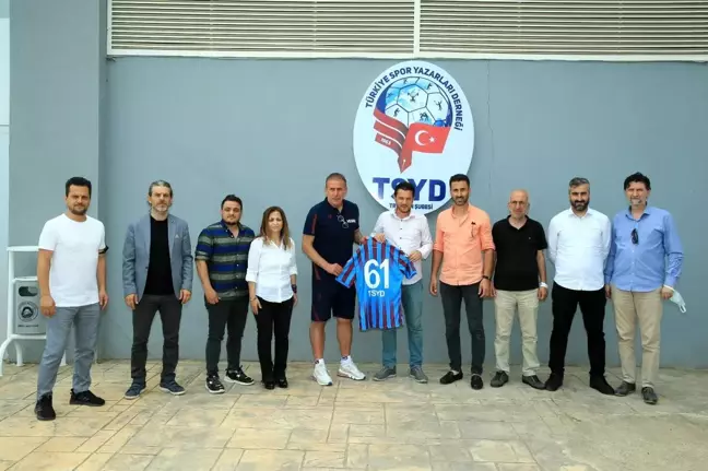 Trabzonspor Teknik Direktörü Avcı, TSYD Trabzon Şubesini ziyaret etti