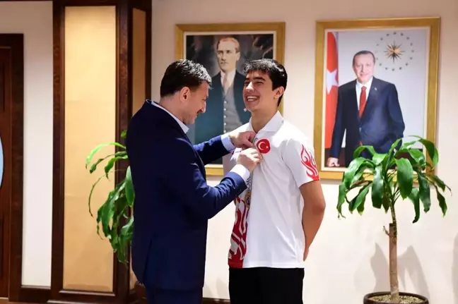 Başkan Bahadır dünya şampiyonu Emir Yiğit'i ağırladı