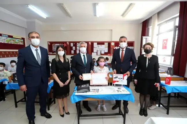Tahmazoğlu, öğrencilerin karne sevincine ortak oldu