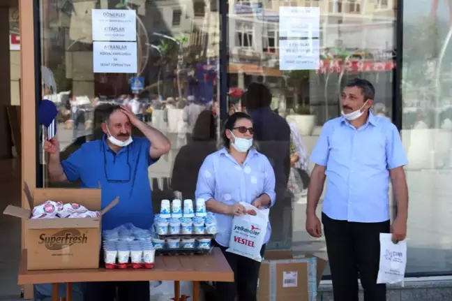 Profesör kazandığı tazminat davasıyla Rize'de ekmek arası döner dağıttırdı