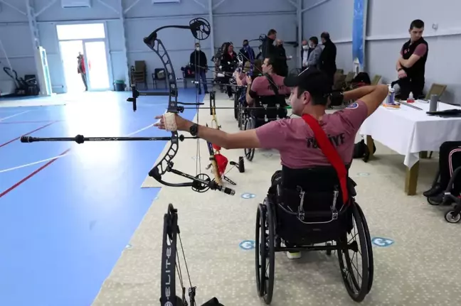 Bakan Kasapoğlu, 2020 Tokyo Paralimpik Oyunları'na kota alan okçuları tebrik etti