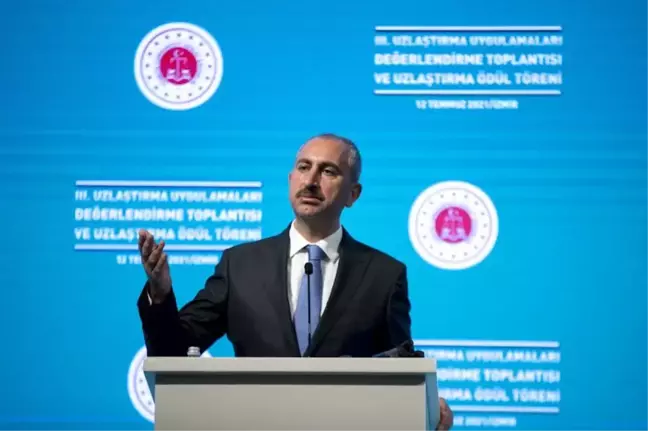 Adalet Bakanı Gül İzmir'de 3. Uzlaştırma Uygulamaları Değerlendirme Toplantısı ve Uzlaştırma Ödül Törenine katıldı