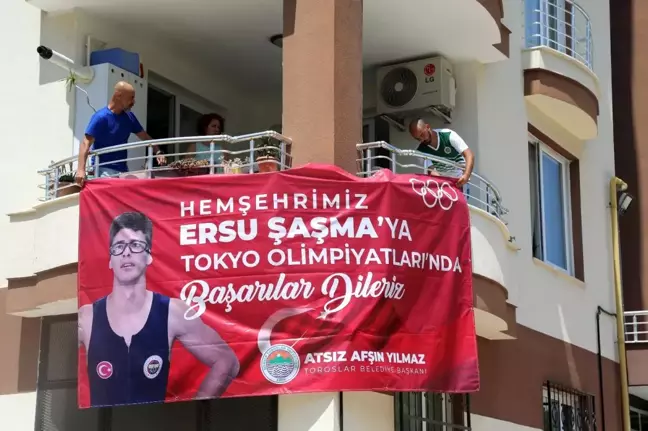 Tokyo Olimpiyatları'na katılacak sporcular Şaşma ve Şahutoğlu'na pankartlı destek
