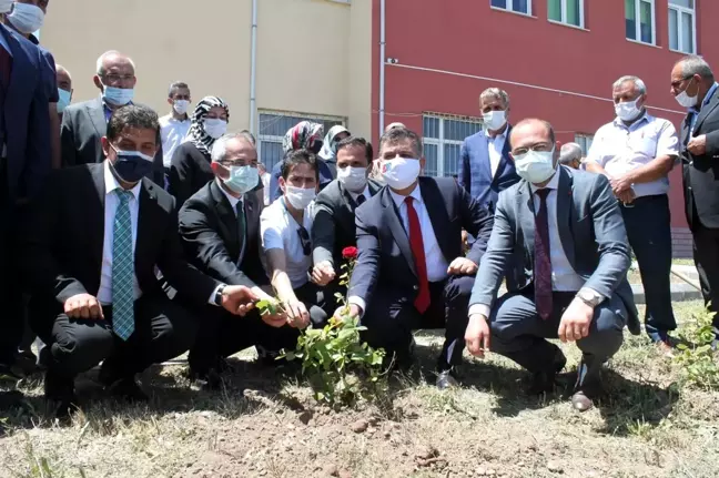 Şehit kardeşi bayrak hediye edince bakan yardımcısı göz yaşlarını tutamadı