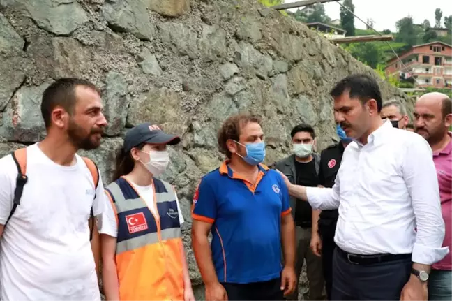 Çevre ve Şehircilik Bakanı Kurum, Rize'de yaşanan sel ve heyelanın ardından heyelan olan bölgelerde incelemelerde bulundu
