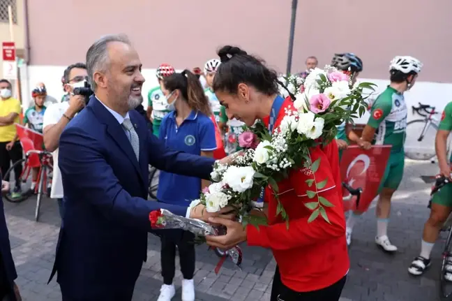 Olimpiyatlarda tarih yazan İlgün'e coşkulu karşılama