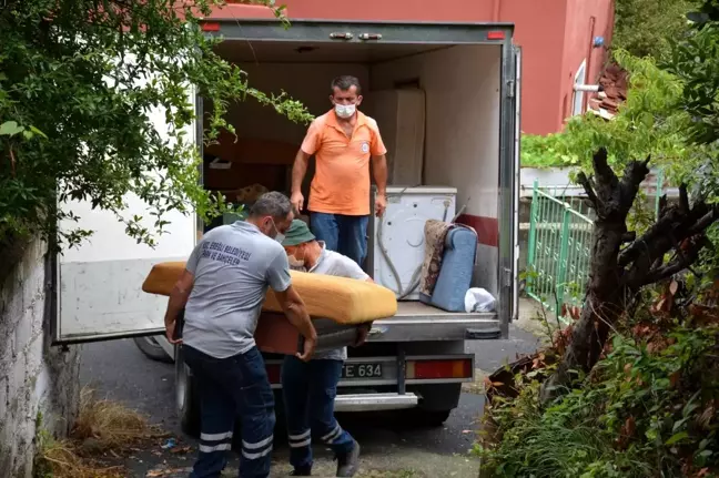 Evi yanan aileye yardım eli uzandı