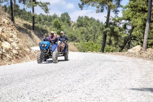 Erdemli'de Şahna-Üzümlü arasındaki 2 bin 600 metrelik yol yenilendi