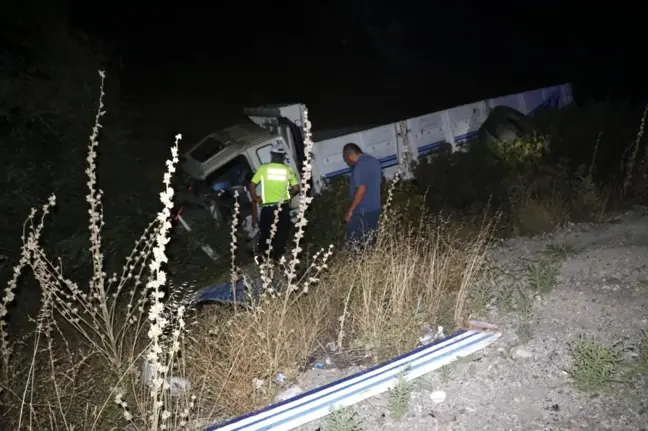 Afyonkarahisar'da şarampole devrilen kamyonun sürücüsü öldü