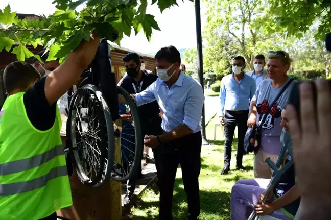 Bahçelievler Belediyesi tekerlekli sandalyesi çalınan engelli sporcuya sürpriz yaptı
