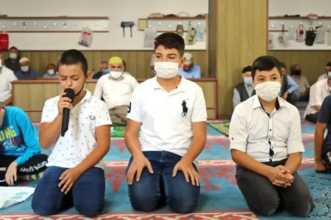 Günyüzü'nde Kuran okumaya başlayan çocuklar ödüllendirildi