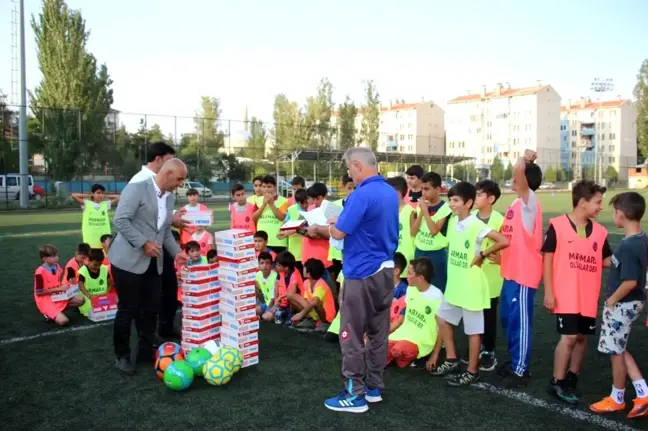 Öğrencilere spor kıyafetleri dağıttılar