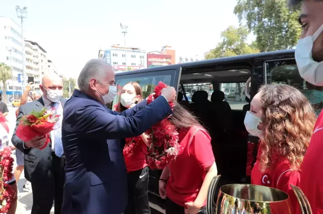Büyükşehirin altın kızları çiçeklerle karşılandı