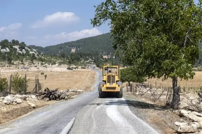 Büyükşehir'den Tarsus'un Kuşçular, Emirler ve Eminlik Grup Yolunda Yenileme Çalışması