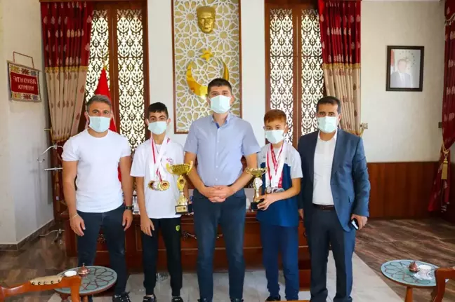 Gürpınar Kaymakamı Fatih Kayabaşı, Vanlı şampiyonları ağırladı